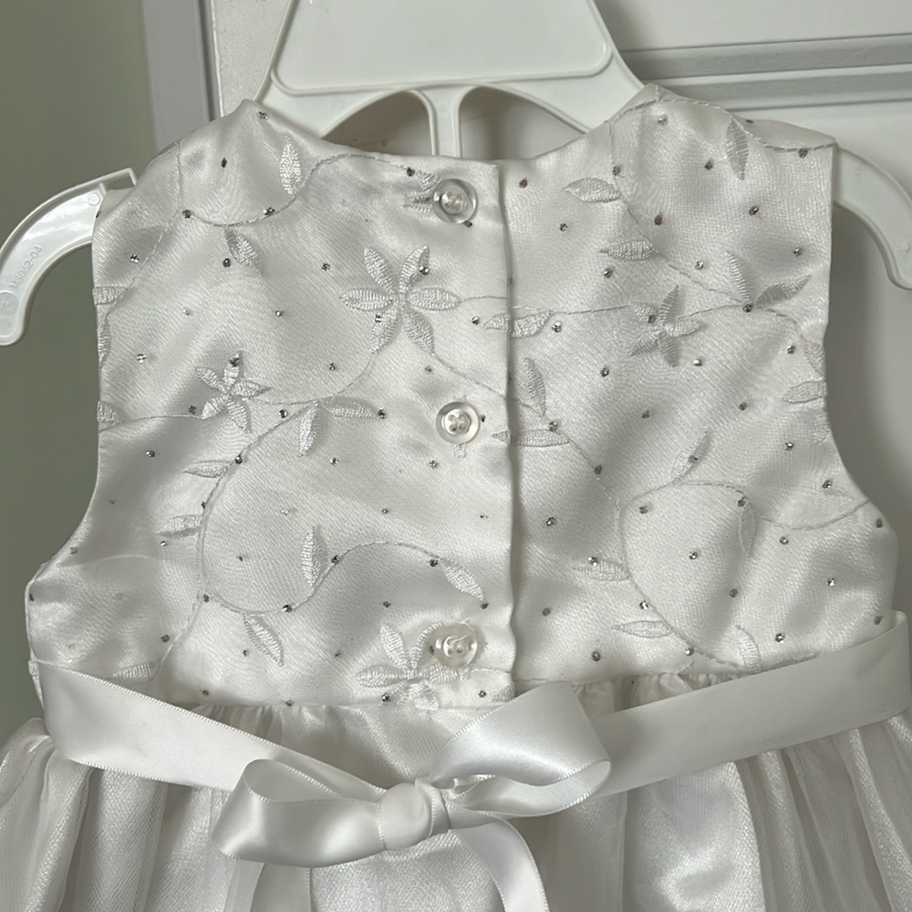 Beautiful white dress perfect for special occasion - Picture 5 of 5
